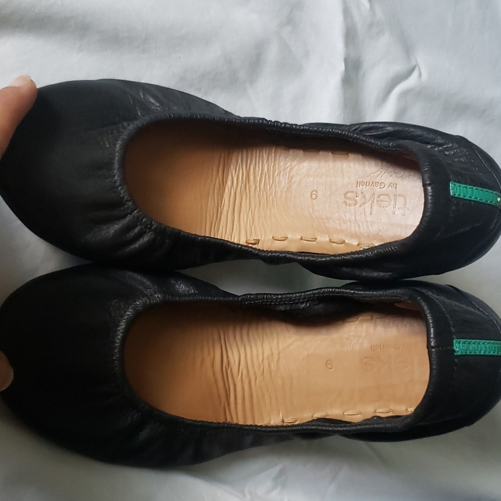 Black tieks flats